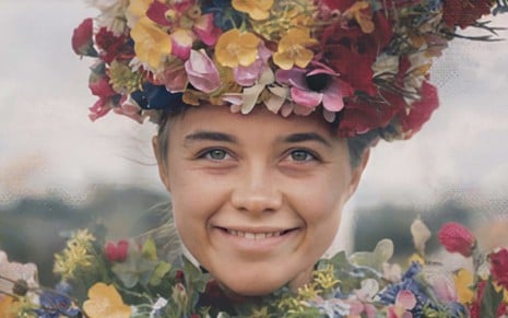 A atriz Florence Pug com uma coroa de flores e uma túnica coberta também por flores como a Dani em Midsommar