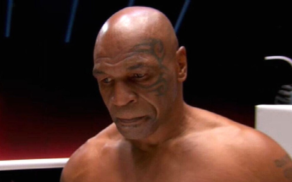 O boxeador Mike Tyson com expressão fechada antes de começar a lutar