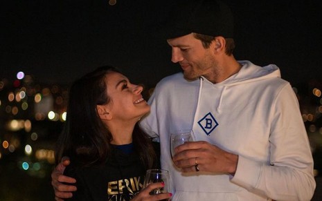 Mila Kunis e Ashton Kutcher abraçados em foto publicada no Instagram