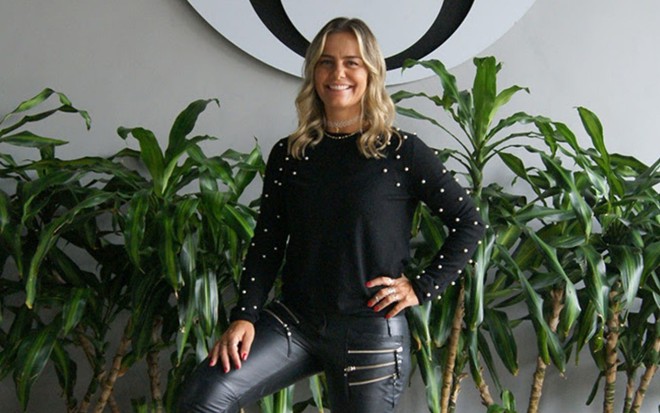 Milene Domingues na sede da Band, com o pé sobre a bola