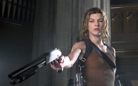 Milla Jovovich como Alice segurando uma arma em Resident Evil 2: Apocalipse