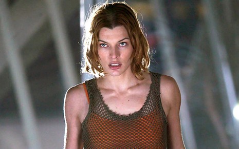 Milla Jovovich com expressão séria em cena do filme Resident Evil 2 - Apocalipse (2004)