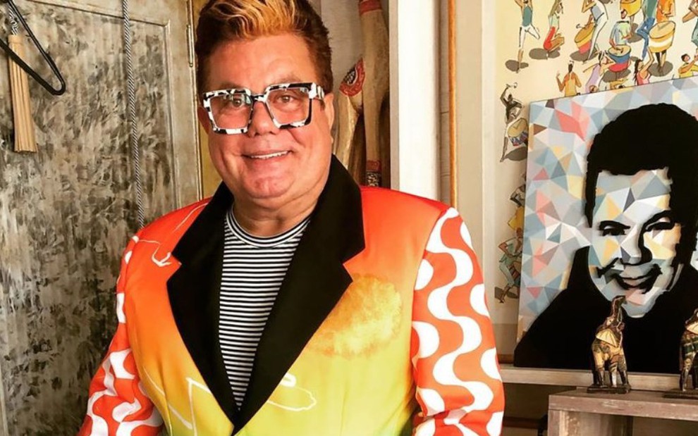 Milton Cunha em sua casa, com terno colorido, em foto publicada no seu perfil do Instagram