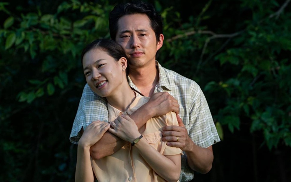 Steven Yeun e Yeri Han se abraçam em Minari: Em Busca da Felicidade