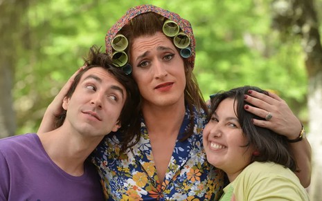 O ator Rodrigo Pandolfo como Juliano à esquerda, Paulo Gustavo como Hermínia no centro e Mariana Xavier como Marcelina à direita em cena de Minha Mãe É Uma Peça