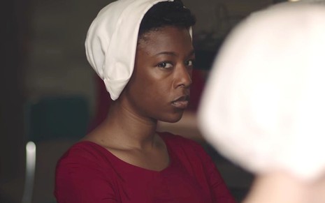Samira Wiley como a personagem Moira em cena de The Handmaid's Tale