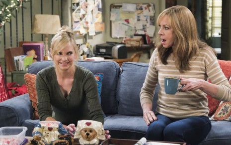 Anna Faris e Alisson Janney conversam no sofá em cena da série Mom