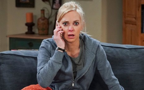 Anna Faris em cena da sétima temporada de Mom