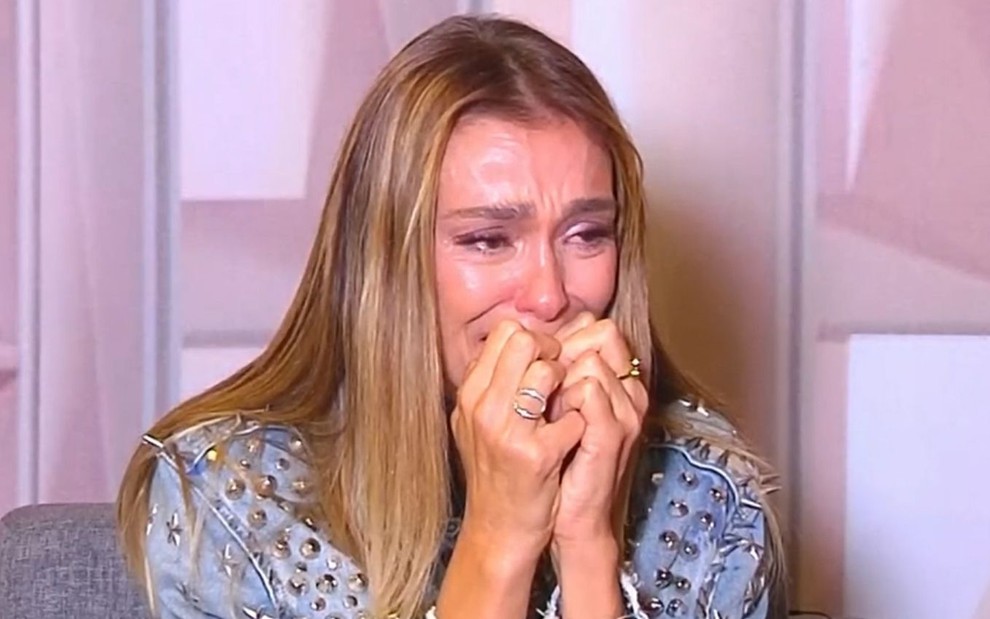 Imagem de Mônica Martelli chorando em desabafo sobre Paulo Gustavo no Saia Justa, do GNT
