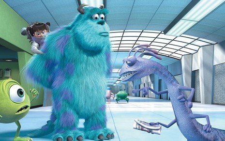 Mike, Boo (escondida atrás de Sully), Sully e Randall em cena de Monstros S.A. (2001)
