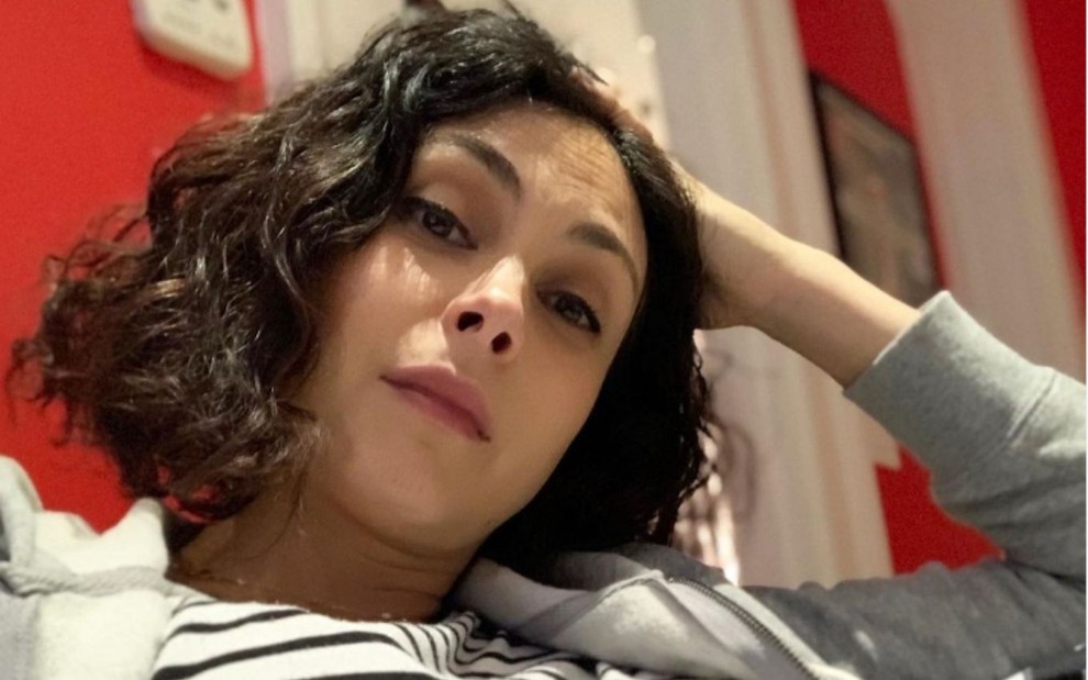 A atriz Morena Baccarin em selfie postada em seu Instagram quando estava grávida