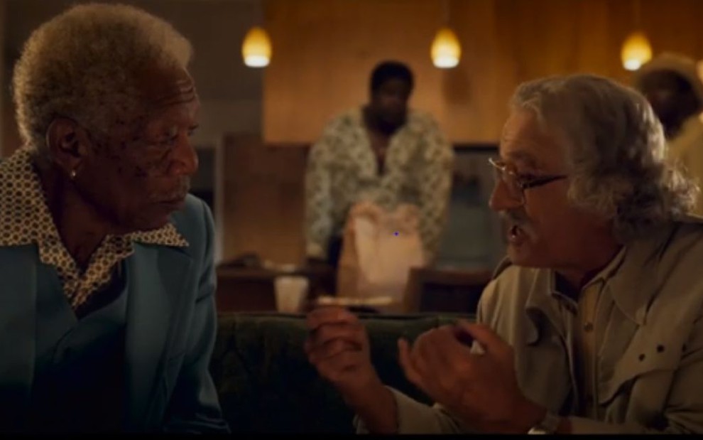 Morgan Freeman e Robert De Niro conversam em cena de  The Comeback Trail
