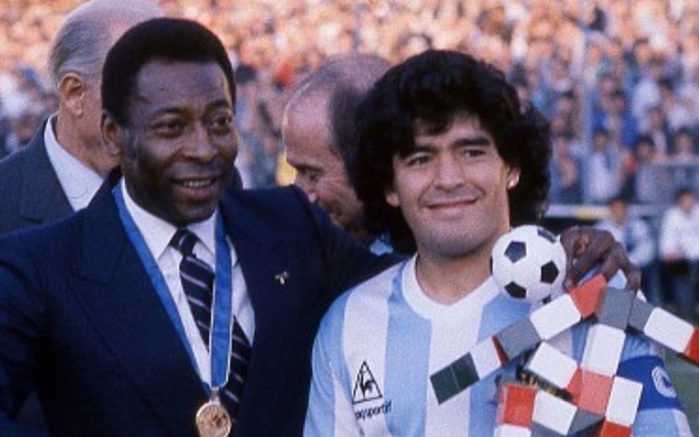 Pelé ao lado de Maradona, que está usando uma camisa da Argentina, em jogo de futebol