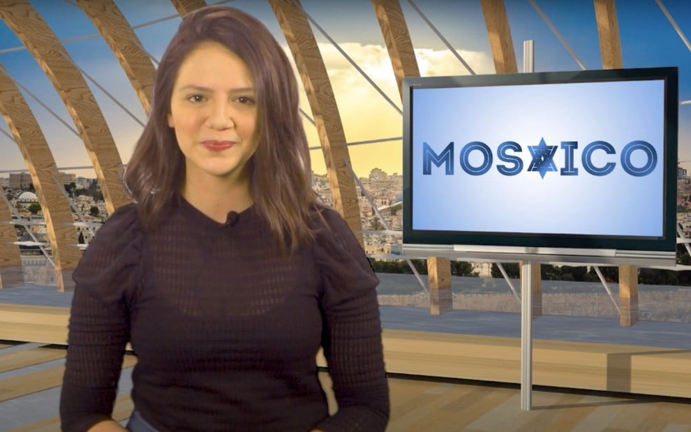 A apresentadora Lais Louver sorri no estúdio do programa Mosaico na TV, exibido pela Net Claro, pela Vivo e pelo YouTube