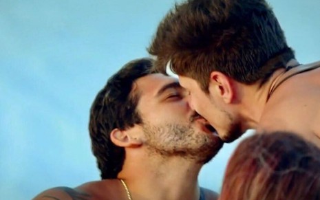Reprodução de imagem de João Hadad e Rafa Vieira durante beijo