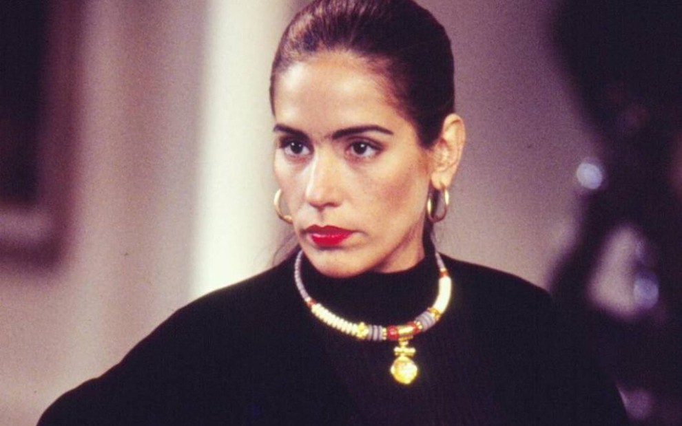 A atriz Gloria Pires com expressão séria no papel de Raquel em Mulheres de Areia