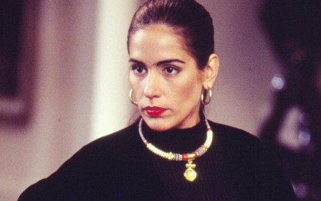 A atriz Gloria Pires com expressão séria no papel de Raquel em Mulheres de Areia