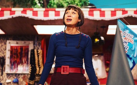 Katiuscia Canoro caracterizada como sua personagem na comédia A Vila, do Multishow