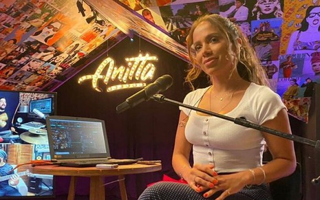 A cantora Anitta em live no YouTube em 10 de maio 