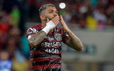 Artilho do Flamengo, Gabigol manda beijos para a torcida em jogo da equipe no Brasileirão