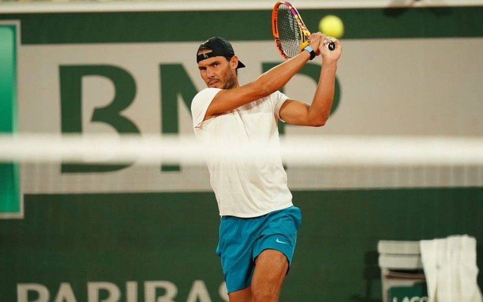 Rafael Nadal em treino para o Roland Garros, torneio do qual é o maior vencedor