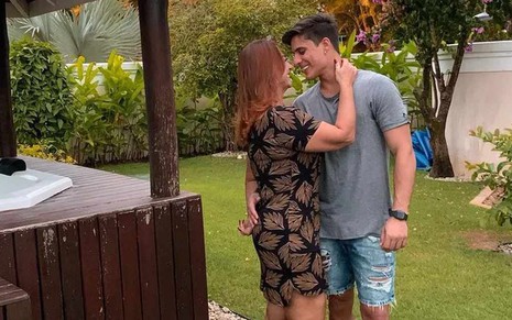 Nadine Gonçalves e Tiago Ramos se olham nos olhos em foto para anunciar início do namoro