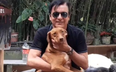 Cantor Nahim com um cachorro em foto publicada em seu Instagram em novembro de 2018 