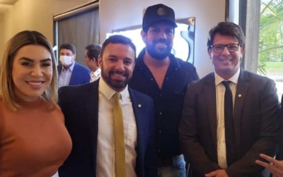 Naiara Azevedo, deputado Daniel Freitas, Sorocaba e Mario Frias abraçados durante encontro em Brasília
