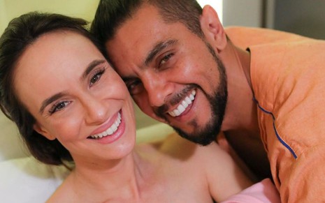 Naiumi Goldoni e o marido, André Moreira, em foto para anunciar o nascimento de Mavie em 3 de outubro de 2020
