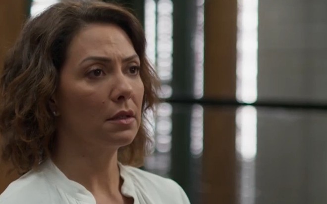 A atriz Fabiula Nascimento com expressão triste em cena como Nana de Bom Sucesso