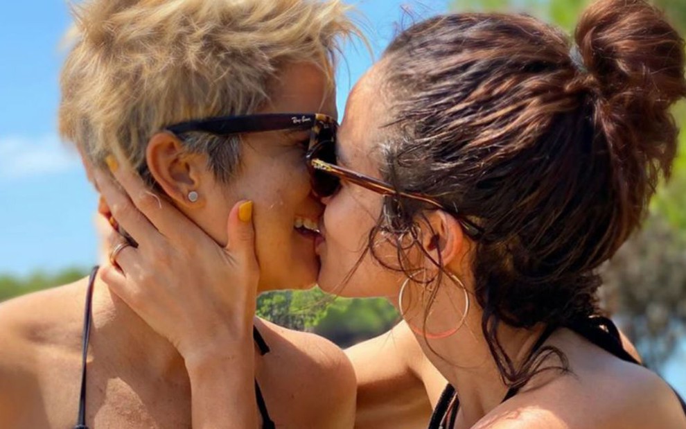 Lan Lanh e Nanda Costa durante passeio na praia; as duas demoraram cinco anos para assumir namoro