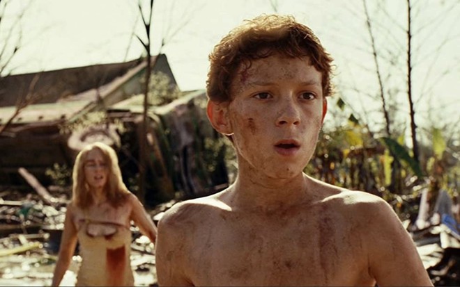 Naomi Watts e Tom Holland em cena de O Impossível