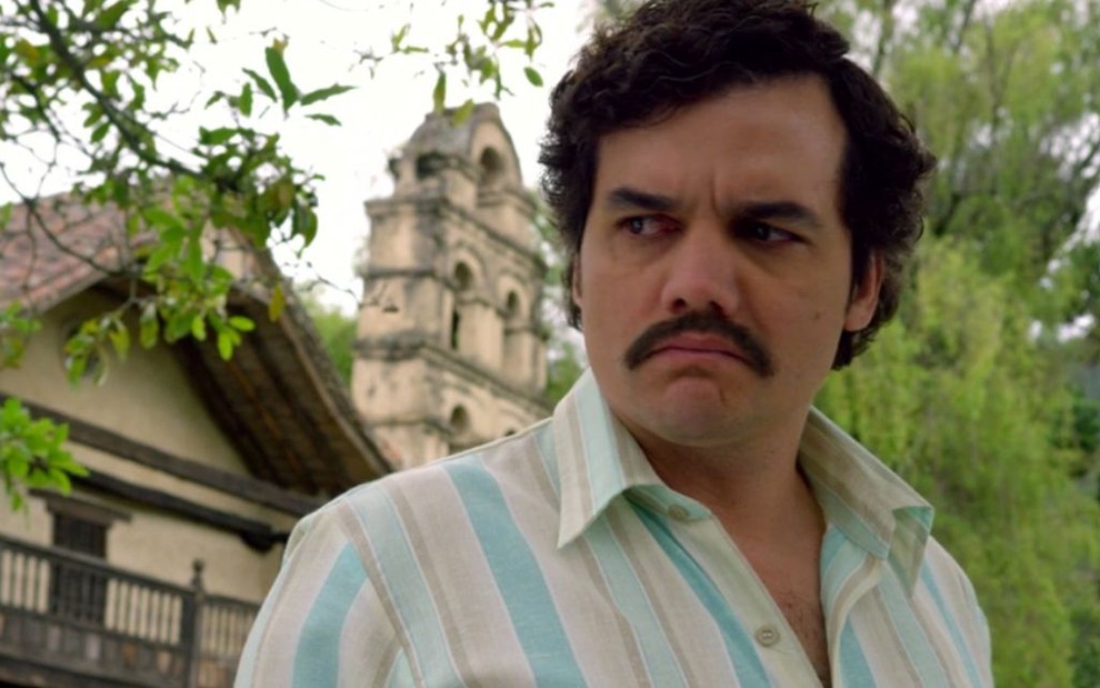 Imagem de Wagner Moura caracterizado como Pablo Escobar em cena de Narcos, da Netflix