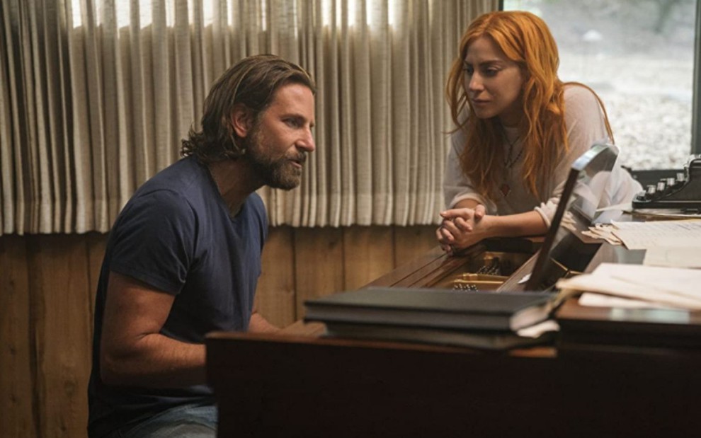 Bradley Cooper e Lady Gaga cantam ao piano em cena do filme Nasce Uma Estrela