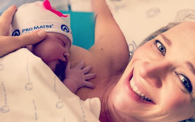 Natalia Ariede com a filha, Martina, no colo, logo após o parto