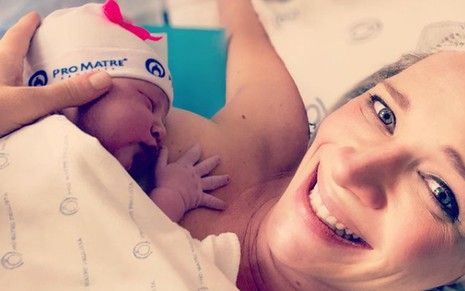 Natalia Ariede com a filha, Martina, no colo, logo após o parto