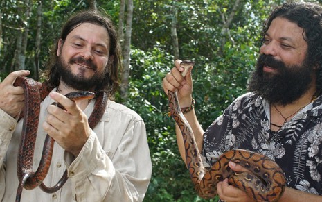 Os biólogos Rafael de Fraga, o Rato, e Vinicius de Carvalho, o Vini, seguram cobras para divulgar atração do NatGeo