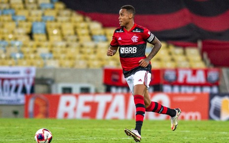 Zagueiro Nathan em ação pelo Flamengo, com a bola dominada