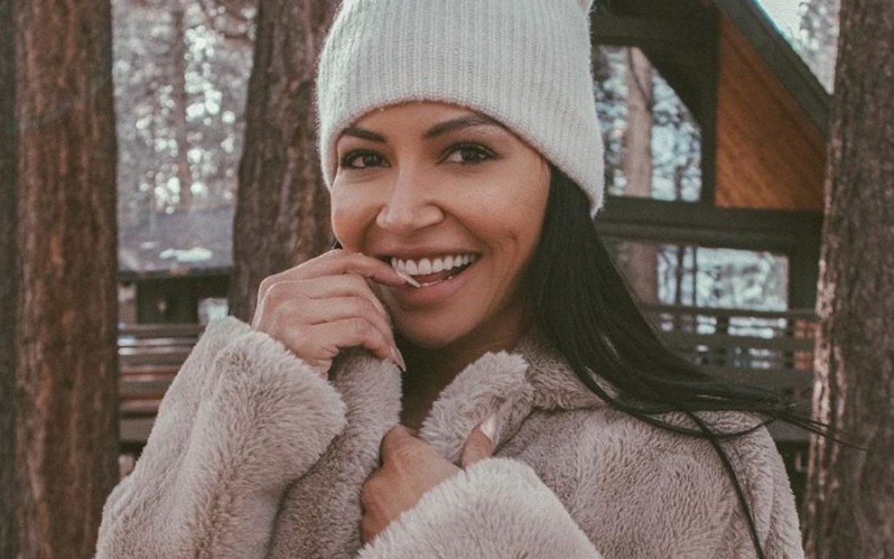 A atriz Naya Rivera, de gorro e casaco, sorri para foto publicada em seu Instagram