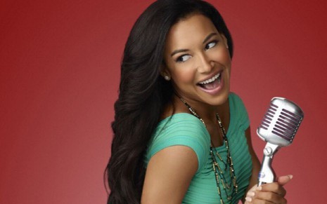 Naya Rivera caracterizada como Santana Lopez em ensaio para a série Glee
