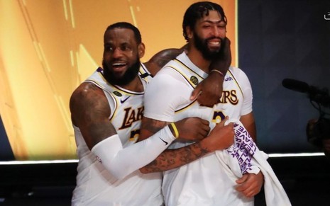 Imagem de LeBron James e Anthony Davis se abraçando e comemorando o título do LA Lakers na NBA