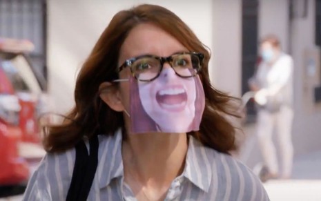 A atriz Tina Fey aparece com uma máscara que simula uma boca aberta em cena do especial de 30 Rock