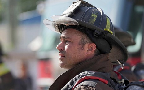 Com um vestimenta completa de bombeiro, de casaco a capacete, Taylor Kinney aparece em episódio de Chicago Fire
