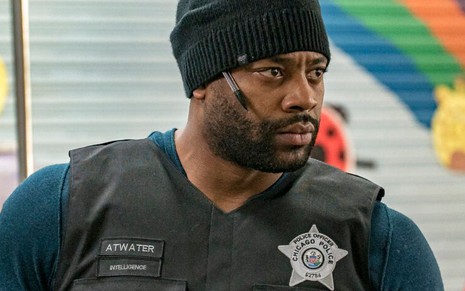 O ator LaRoyce Hawkins como o personagem Kevin Atwater da série Chicago P.D., da NBC