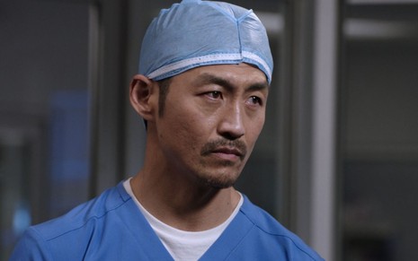 O personagem Ethan Choi (Brian Tee) olha sério em cena de Chicago Med, da NBC