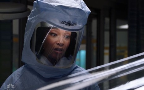A personagem April (Yaya DaCosta) usa um traje anti-Covid-19 em cena da série Chicago Med, da CBS