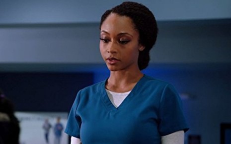 A atriz Yaya DaCosta caracterizada como a enfermeira April na série da NBC