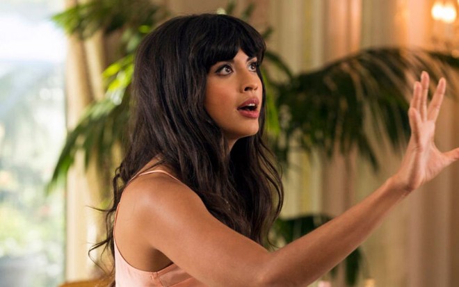 A Atriz Jameela Jamil, com mão direita aberta e levantada, com cara de espanto, em cena da comédia The Good Place