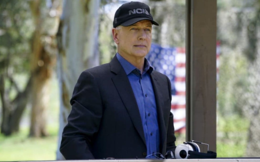 Mark Harmon de boné em cena do drama NCIS