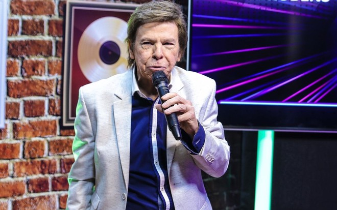 Nelson Rubens comanda Live Solidária Ok! Ok! em julho de 2020, em São Paulo